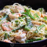 Паста с креветками и чесночным соусом