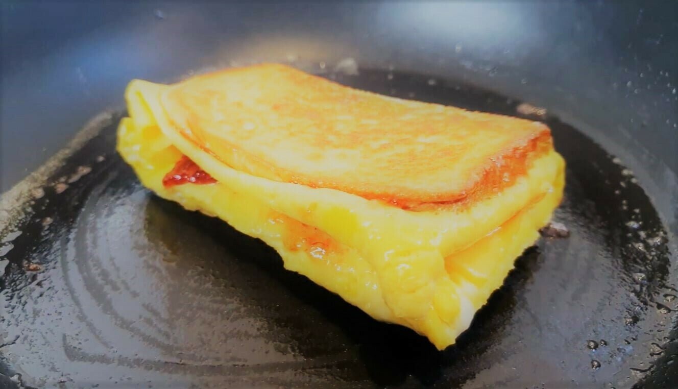 早餐配一盘鸡蛋吐司