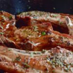 Бараньи отбивные с чесноком и травами