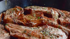 Бараньи отбивные с чесноком и травами