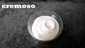 Learn how to make a delicious garlic cream to accompany your barbecue. Check out how easy and quick it is to make!